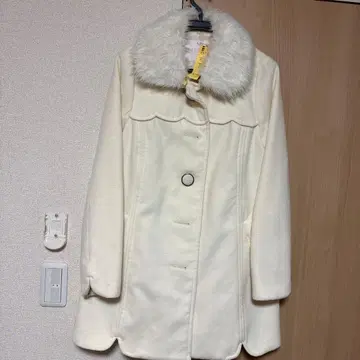 LIZ LISA 퍼 카라 부착 화이트 롱 코트