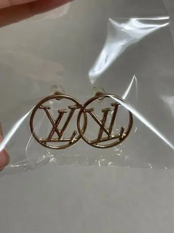 LV 로고 포함 귀걸이