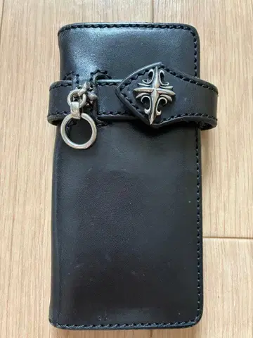 가죽 크로스 모티브 장지갑 블랙