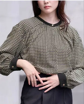 urs 기하학 패턴 긴팔 블라우스