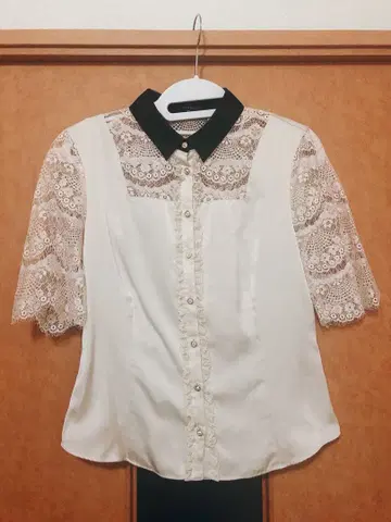 LOVELESS 반팔 레이스 블라우스