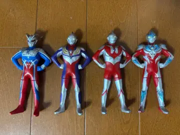 눈이 발광! 울트라맨 피규어 4체 세트