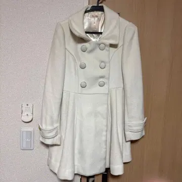 BAYBAY 화이트 더블 브레스트 하프 코트