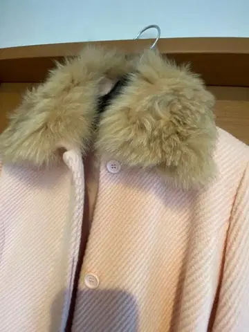 퍼 카라 부착 핑크 롱 코트