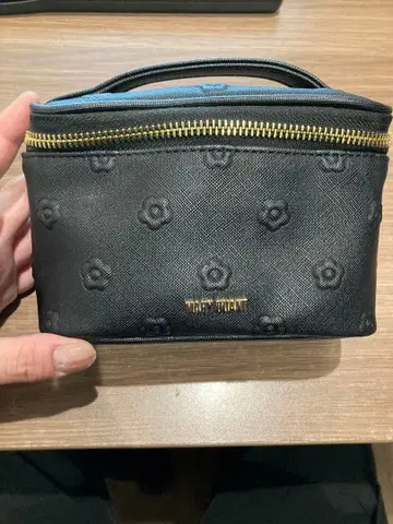 마리콴트 블랙 꽃무늬 엠보싱 메이크업 파우치