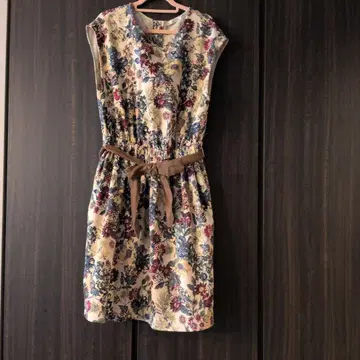 꽃무늬 슬리브리스 무릎 기장 원피스