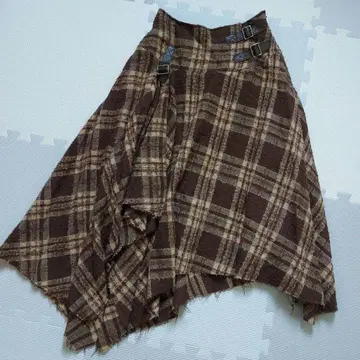 PINK HOUSES 불규칙 밑단 스커트 (브라운)