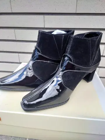 블랙 에나멜 스웨이드 사이드 코어 슬립온 부츠