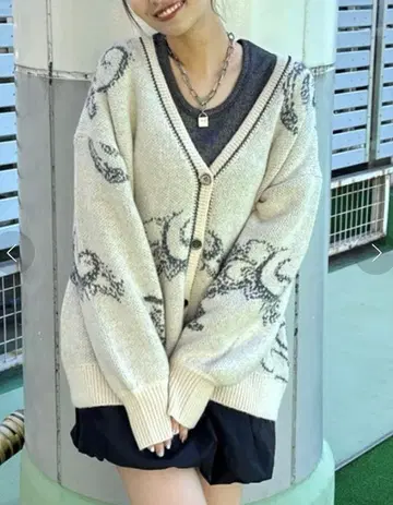 JEANASIS 페이즐리 라메 기모 V넥 가디건