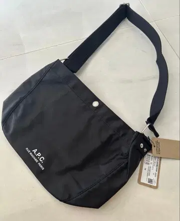 새상품 A.P.C 나일론 숄더백 메신저 백