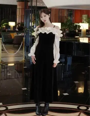 오프숄더 프릴 벨로아 원피스