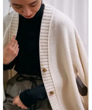 라무 캐시미어 V넥 가디건