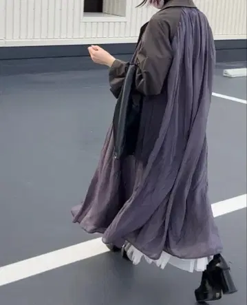 RADIATE 쉬폰 플리츠 롱 트렌치코트