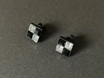 블랙과 투명의 크리스탈 스터드 귀걸이