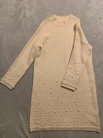 아이보리 펄 장식 긴팔 니트 원피스