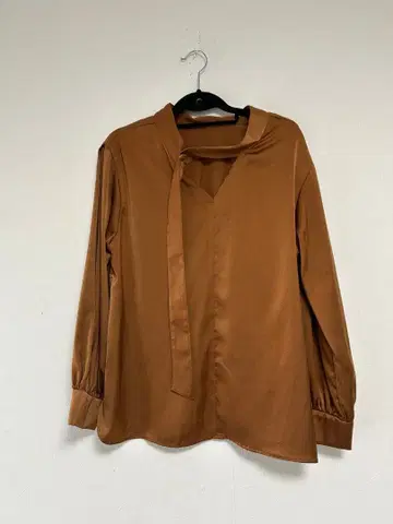 택 포함 새상품 LUCA 정가 7590엔 카멜 새틴 디자인 블라우스