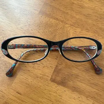 컬러풀 무늬의 오벌 프레임 안경