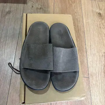 논네이티브 아일랜드 슬리퍼 그레이 스웨이드 슬라이드 샌들