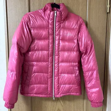 Mika Shion sports 다운 자켓