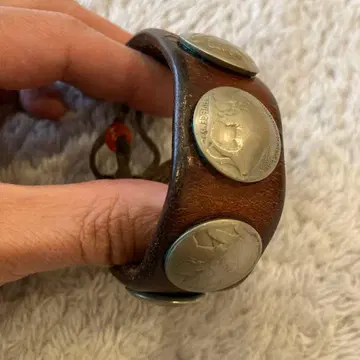 장식 부착 가죽 팔찌 (브라운) / Goro's 고로즈 뱅글 팔찌