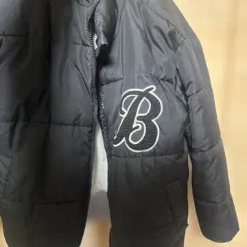블랙 다운 자켓 B 로고 자수