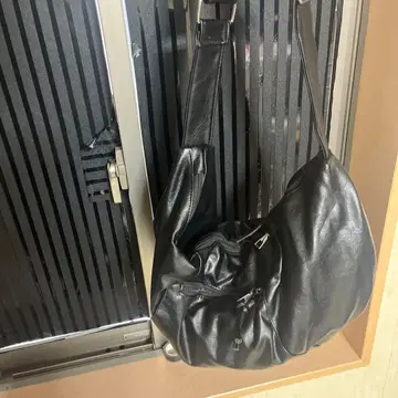 블랙 합성 피혁 숄더백