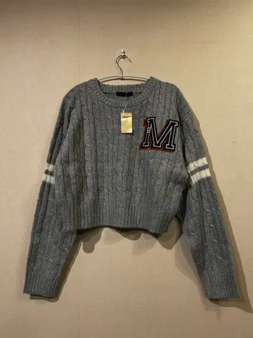 그레이 M 자수 케이블 니트 스웨터