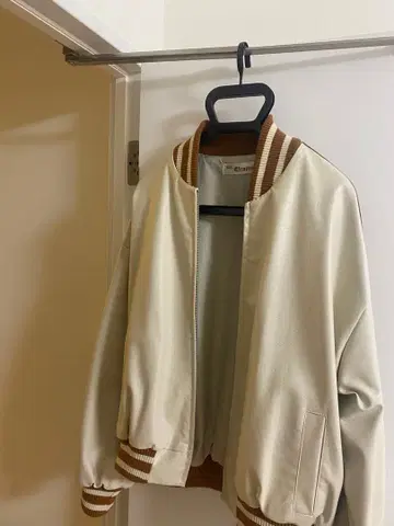 크림색 자켓