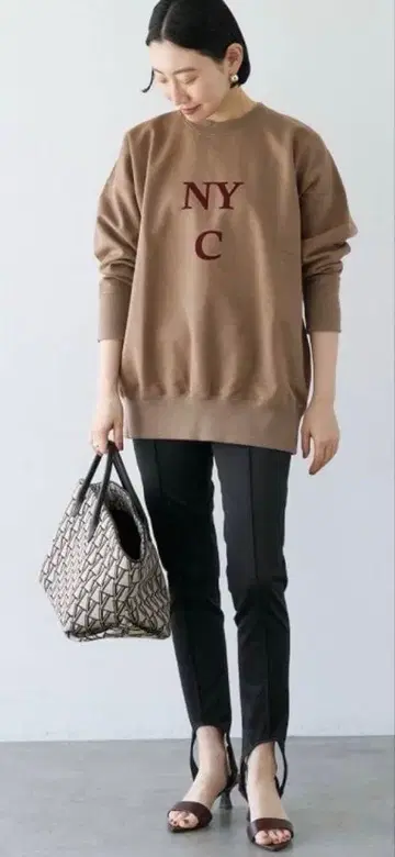 베르메이유 페예나 NYC 로고 베이지 오버 사이즈 맨투맨