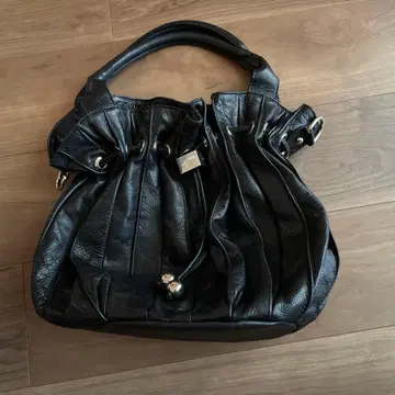 블랙 가죽 핸드백 개더 장식