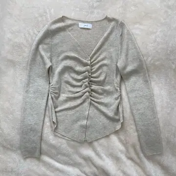 NEUNA 프론트 개더 상의