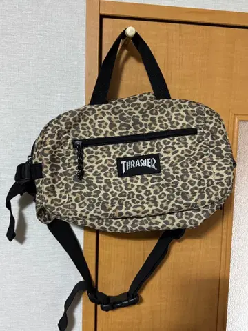 새상품급 THRASHER 레오파드 무늬 숄더 바디백