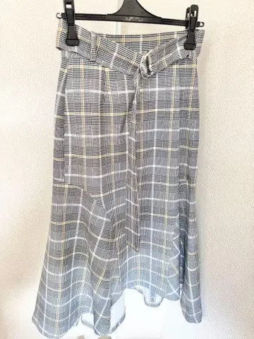 체크 무늬 플레어 스커트