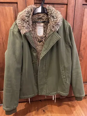 퍼가 달린 올리브 밀리터리 자켓