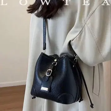 블랙 가죽 버킷 백