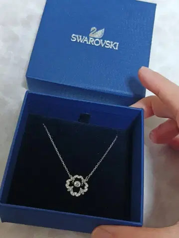 SWAROVSKI 댄싱스톤 플라워 모티브 목걸이