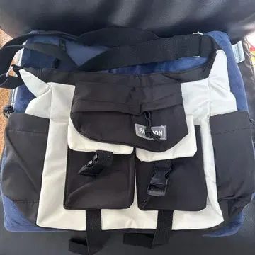 캐주얼 숄더백 블랙과 화이트