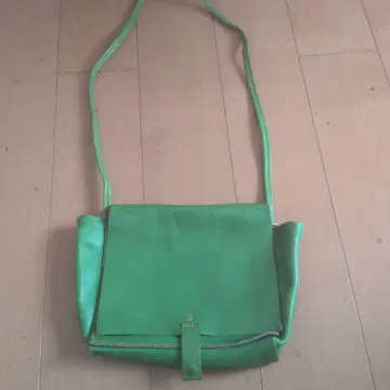 가격 인하했습니다. 엔리베 그린의 귀여운 숄더백입니다 ( ^ ^ )