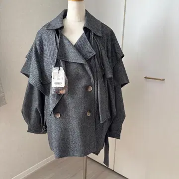 미사용 새상품 LADYMADE 프릴 달린 그레이 코트