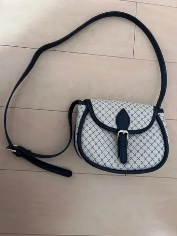 화이트와 네이비의 숄더백