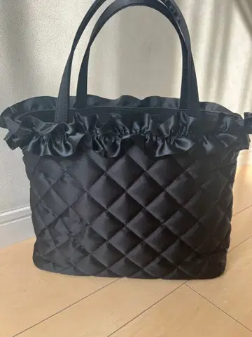 프릴 달린 블랙 토트백