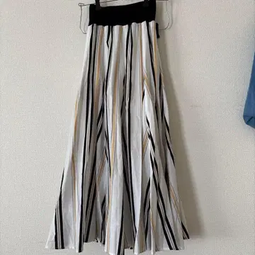 파시오네 스트라이프 플리츠 플레어 스커트