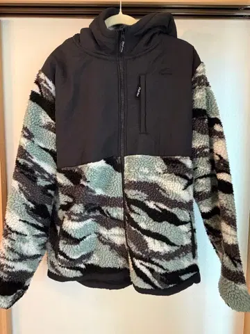 카모 패턴 플리스 자켓 후드 부착