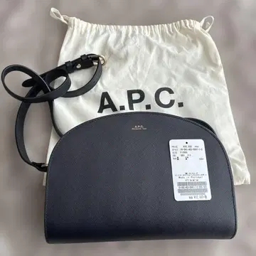 A.P.C. 하프문 엠보싱 블랙 가죽 숄더백