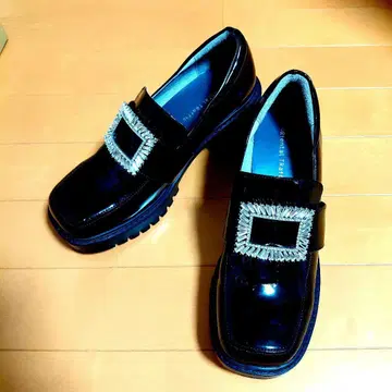 오리엔탈 트래픽 스퀘어 비쥬 버클 신발