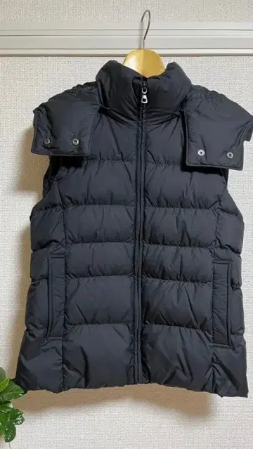 새상품급 UNIQLO 유니클로 블랙 후드 부착 다운 베스트 M 새상품급