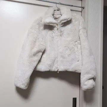 axes femme 화이트 보아 숏 자켓