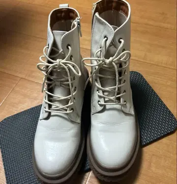 끈 있음 하프 부츠 크림색 M