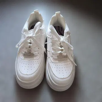 화이트 스니커즈 비쥬 장식 통굽