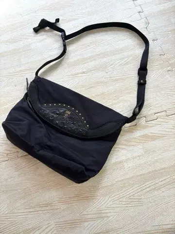 안나수이 숄더백 블랙